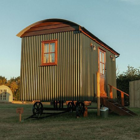 Glamping In Wiltshire In Our Luxury Shepherds Hut Chippenham  Dış mekan fotoğraf