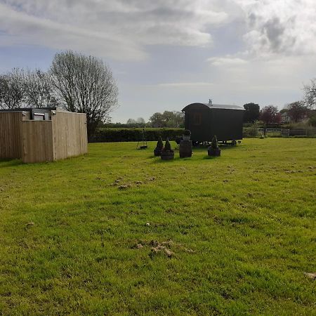 Glamping In Wiltshire In Our Luxury Shepherds Hut Chippenham  Dış mekan fotoğraf