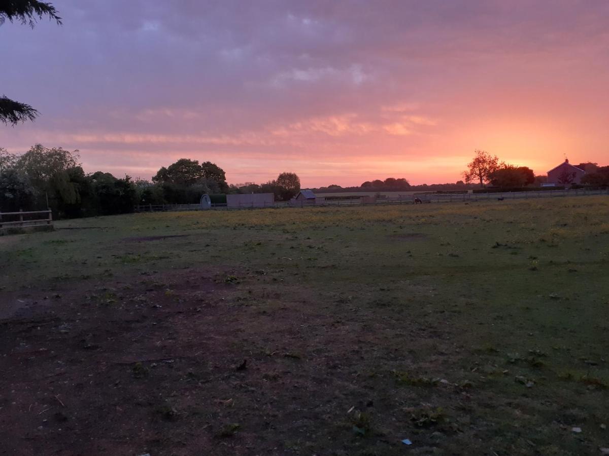 Glamping In Wiltshire In Our Luxury Shepherds Hut Chippenham  Dış mekan fotoğraf