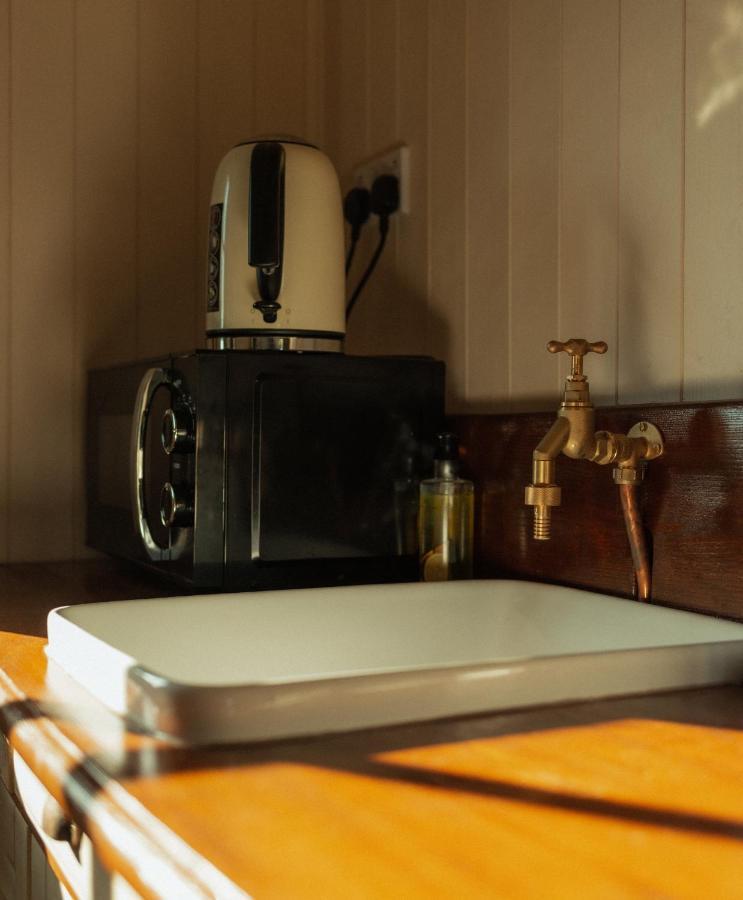 Glamping In Wiltshire In Our Luxury Shepherds Hut Chippenham  Dış mekan fotoğraf