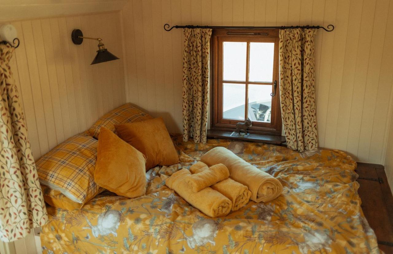 Glamping In Wiltshire In Our Luxury Shepherds Hut Chippenham  Dış mekan fotoğraf
