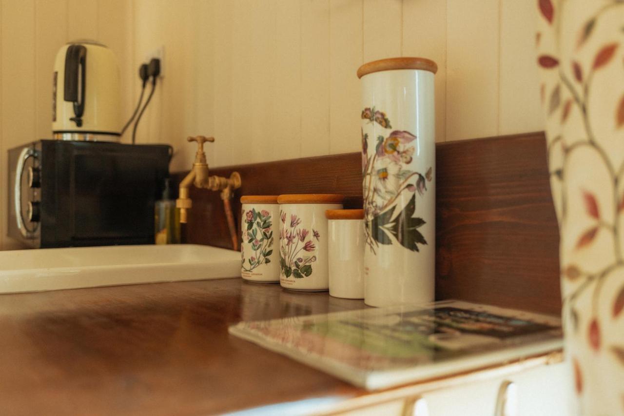 Glamping In Wiltshire In Our Luxury Shepherds Hut Chippenham  Dış mekan fotoğraf