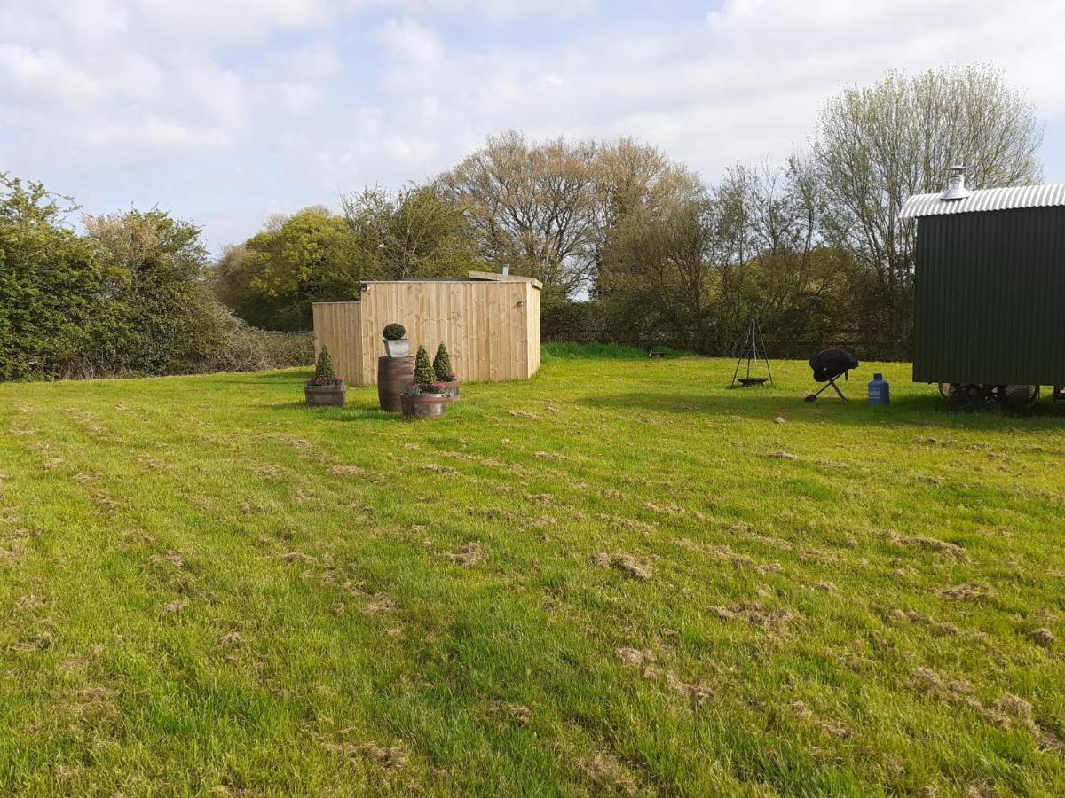 Glamping In Wiltshire In Our Luxury Shepherds Hut Chippenham  Dış mekan fotoğraf